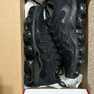 Nike VaporMax Plus Black womens 8.5/ men’s 7 NEW